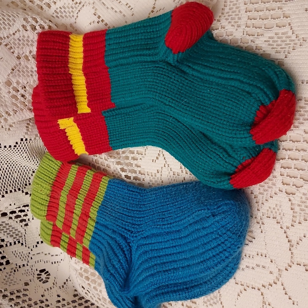 Dillards 2pairs of store bought knitted socks Size 8. Never worn * no tag inside